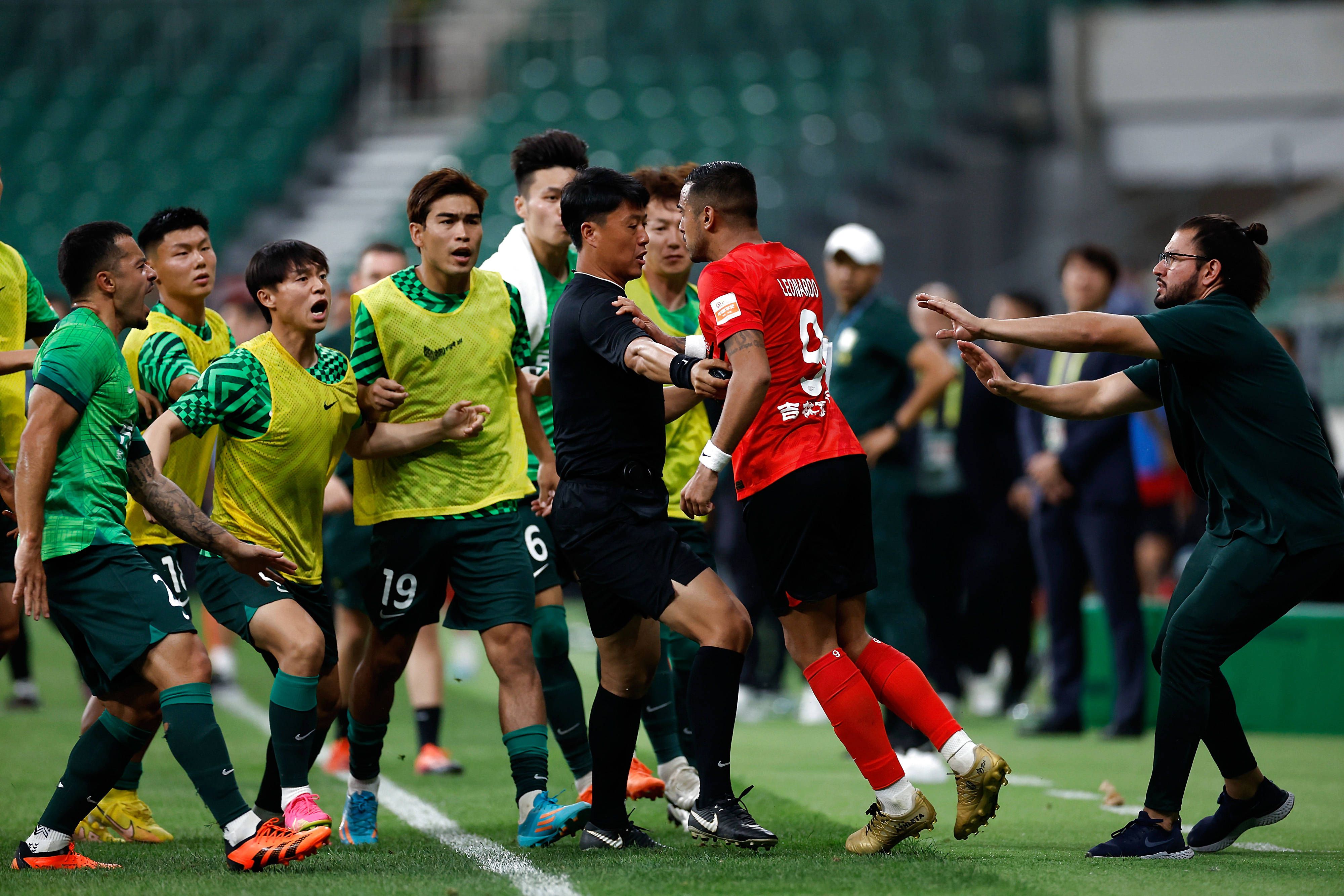 埃尔马斯现年24岁，是一位中场球员，2019年加盟那不勒斯，本赛季已为球队出战16次，打进2粒进球。